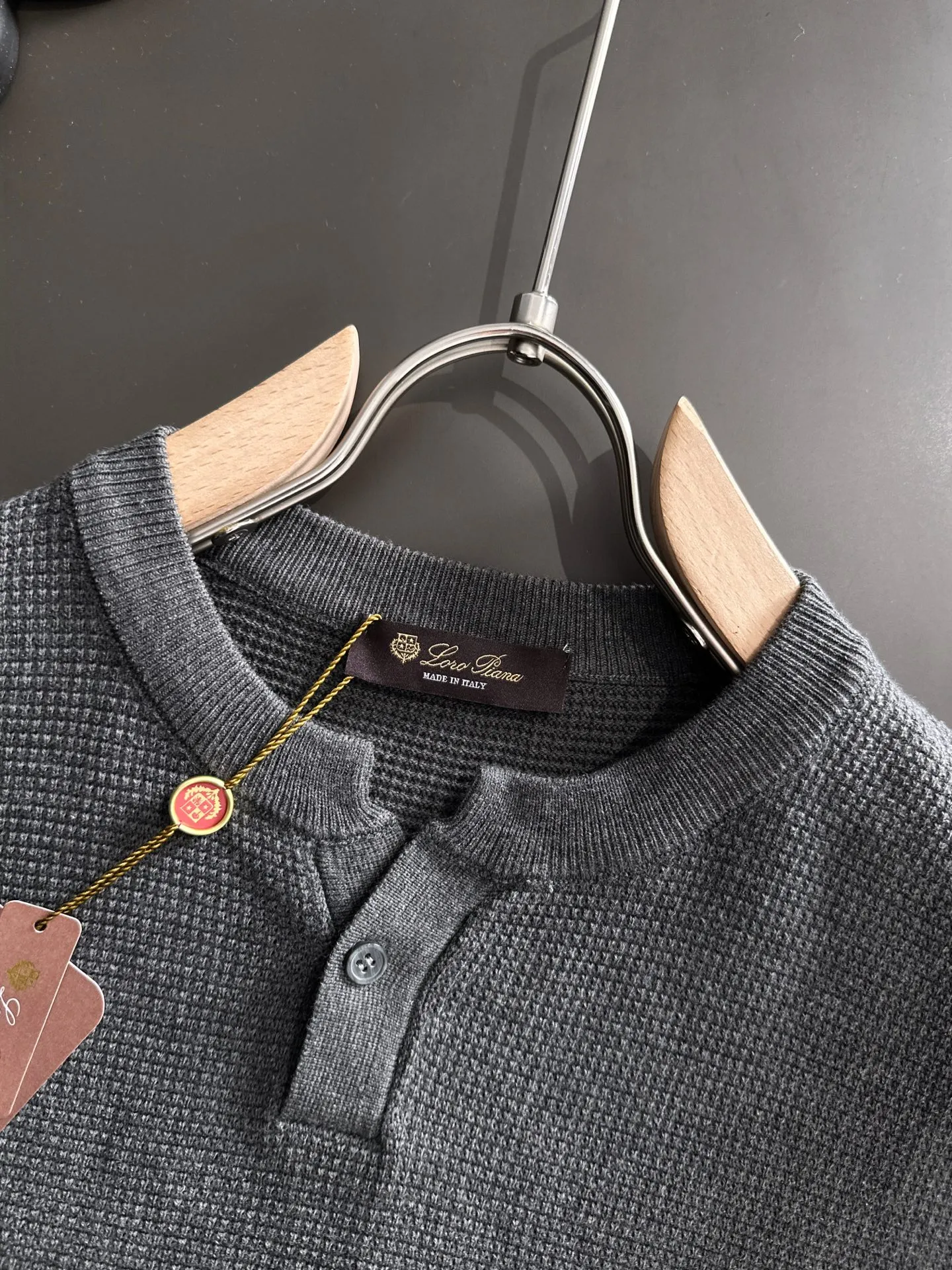 Next day shipment LP high quality Loro Piana 26ss New Arrival men's short-sleeved T-shirt Made of combed cotton yarn knitted cotton fabric, no pressure when entering and exiting the counter Exclusive control of raw materials It feels substantial when weighed, and the upper body is more textured than ordinary T-shirts. This texture can cope with the weather easily and is suitable for both hot and cold! Loose fit design, looks noble. The only correct version is available Size: M to XXXL